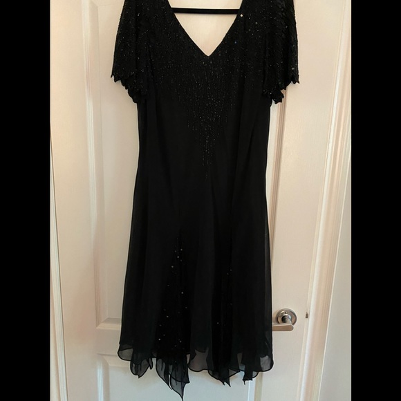 Formal dress - Picture 1 of 4